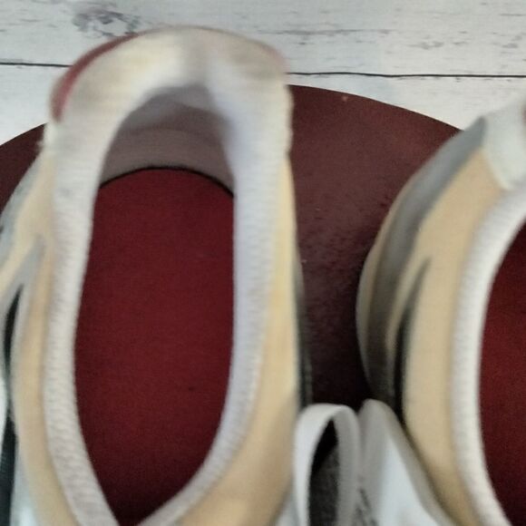 New Without tags."Asics" woman's kleets - Picture 4 of 9